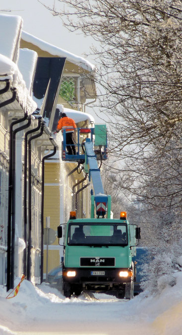 Speciale sneeuwploegen zijn voortdurend in de weer om sneeuw en ijspegels te ruimen.